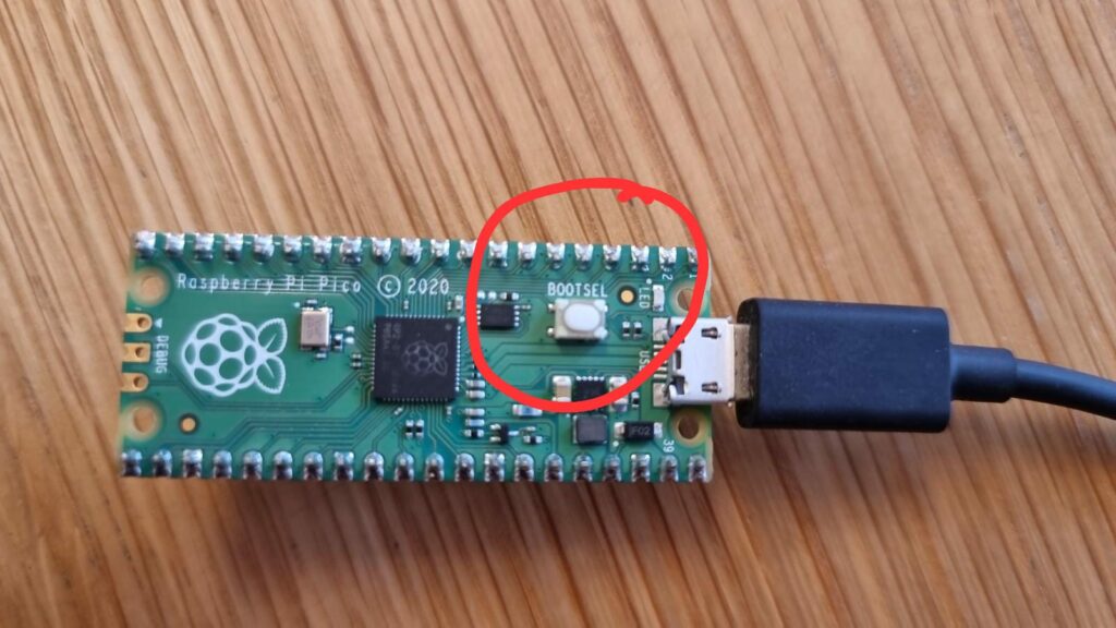 כפתור קטן בפיי פיקו שכתוב לידו Bootsel. אם אתם לקויי ראיה אז אפשר ממש להרגיש בו עם פיי פיקו והוא מילימטר מהמחבר של ה-USB.