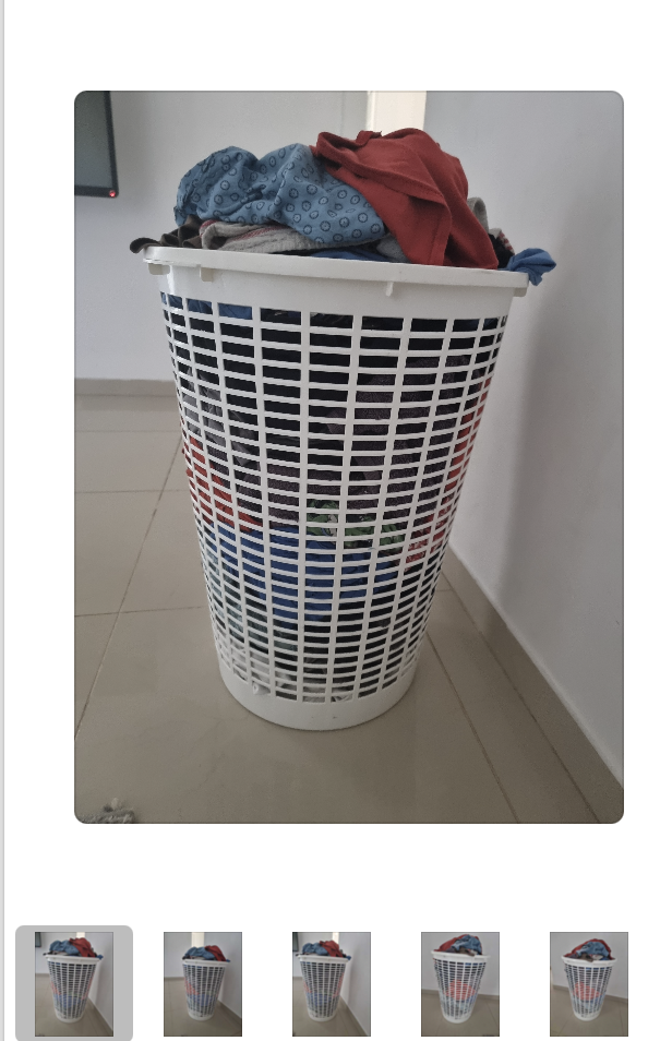 תמונה מגלריה של סל כביסה מלא בבגדים.