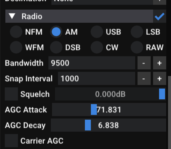 צילום מסך מתוך תוכנת SDR++ בחלון ההגדרות של הרדיו. מצב המודולציה AM נבחר, רוחב הפס מוגדר ל-9500Hz, Snap Interval על 1000Hz, סף Squelch על 0dB, פרמטרי AGC Attack ו-Decay מוצגים עם ערכים בינוניים, ו-Carrier AGC כבוי.