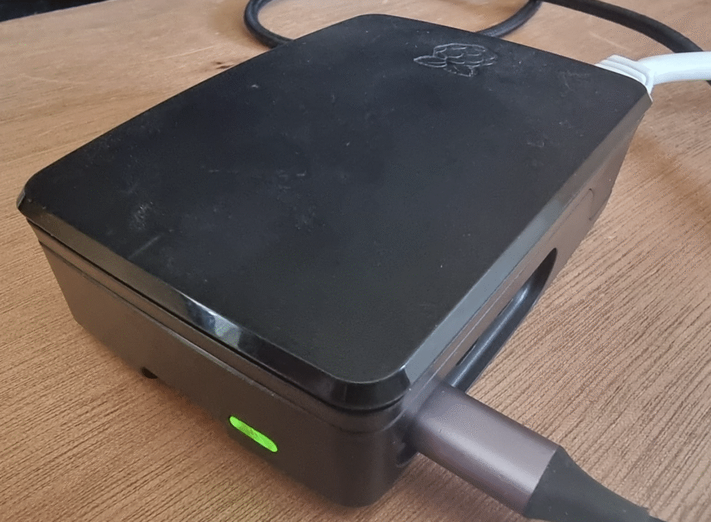 תמונה של רספברי פיי עם מארז. 