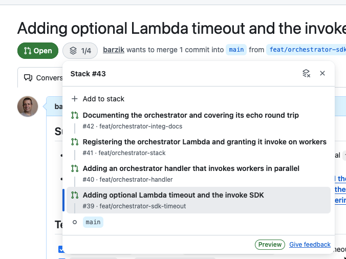 צילום מסך מ־GitHub: פול ריקווסט בשם "Adding optional Lambda timeout and the invoke SDK", מסומנת 1/4 בסטאק. נפתח תפריט Stack #43 ובו ארבעה PR-ים בשרשרת מעל main: #39 (השכבה הנוכחית, מודגשת), #40 handler שמפעיל workers במקביל, #41 רישום Lambda והרשאת invoke, ו־#42 תיעוד ו־echo round trip.