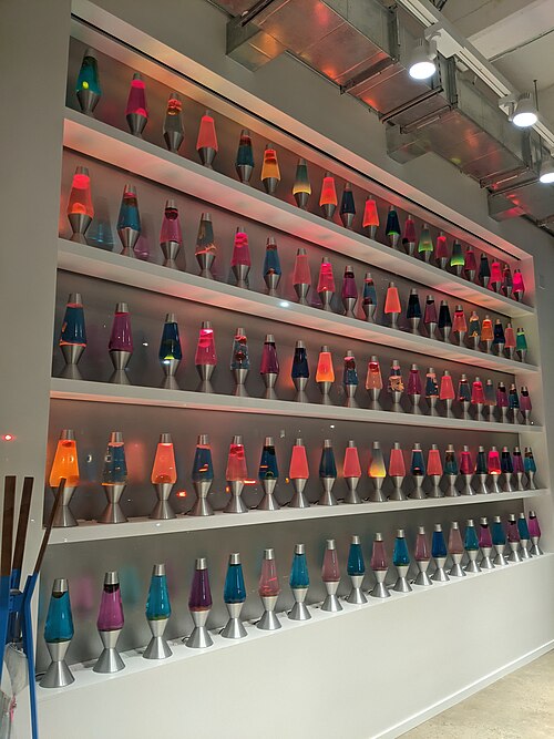 תמונה: Lava lamp wall at Cloudflare office -2 מאת HaeB, זמינה תחת רישיון CC BY-SA 4.0.